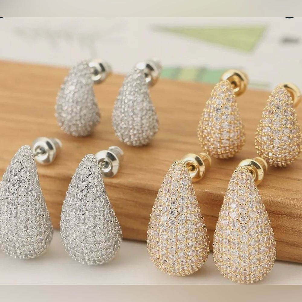 ✨ New Stunning Swarovski Crystal teardrop pierced earrings ✨Sellers pick ✨